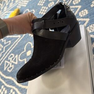 ✨ Urban Outfitters Black Urge “Chloe” Cut-Out Booties Size 39 / 8.5 EUC ✨